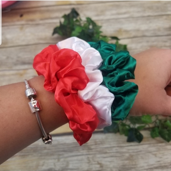 Brandy Melville Photo + 3pcs Silky Satin Scrunchie - Picture 3 of 5